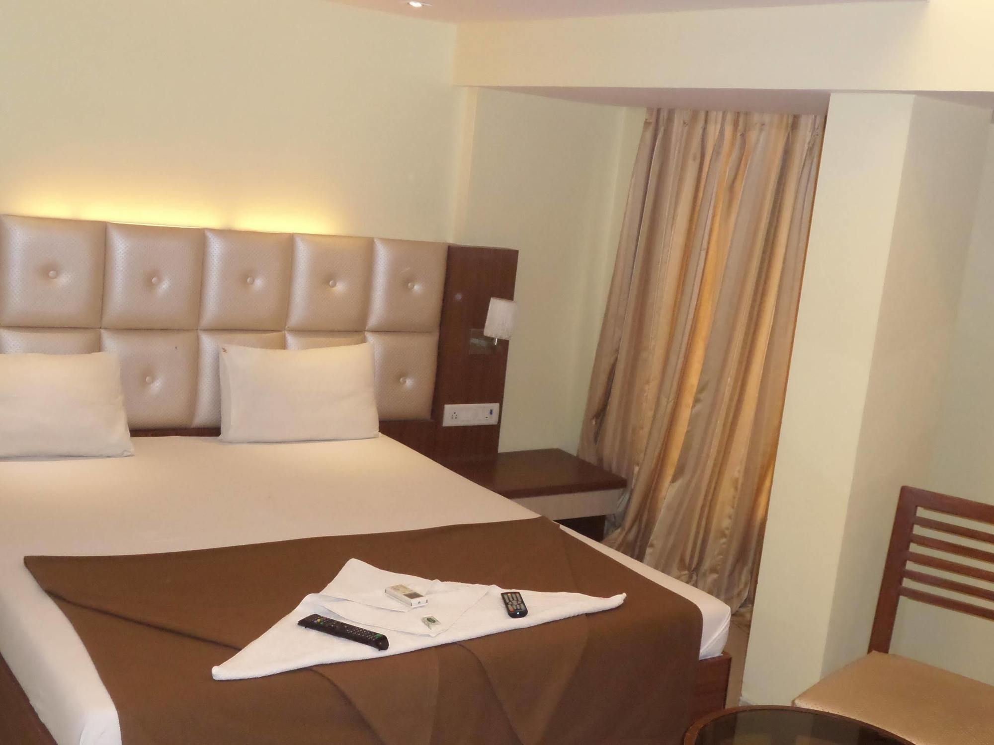 Oyo 2026 Hotel Aishwarya Residency Navi Mumbai Extérieur photo