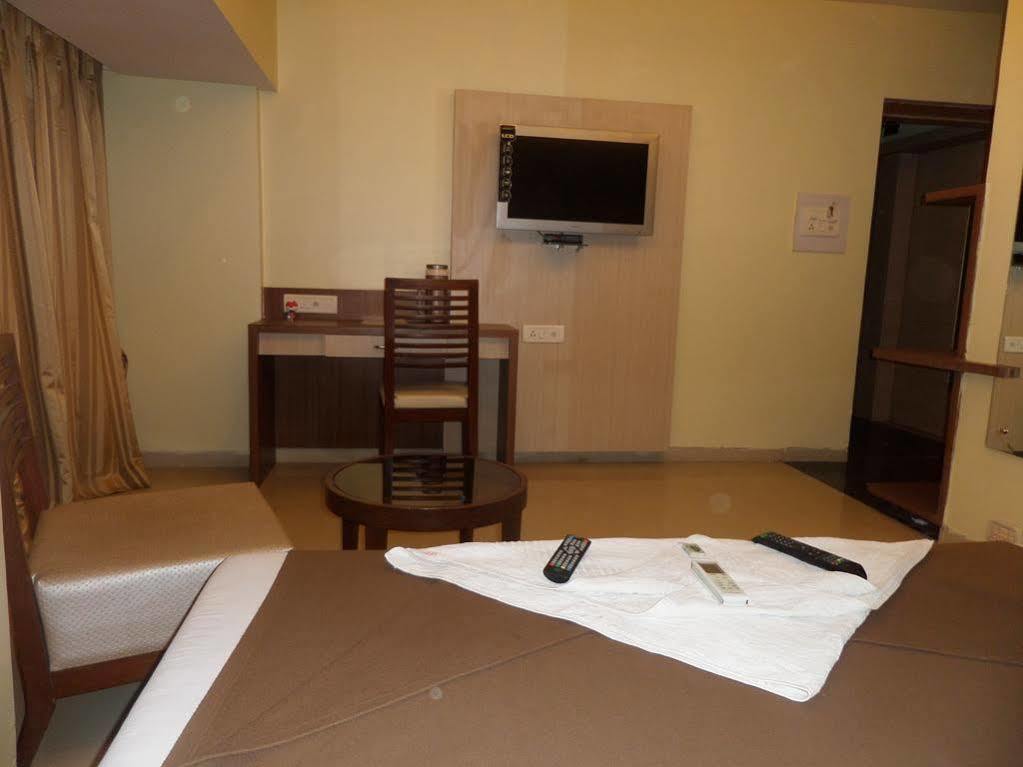Oyo 2026 Hotel Aishwarya Residency Navi Mumbai Extérieur photo