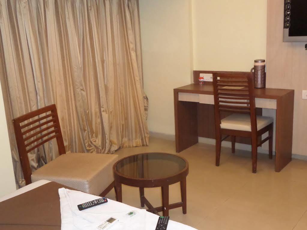 Oyo 2026 Hotel Aishwarya Residency Navi Mumbai Extérieur photo