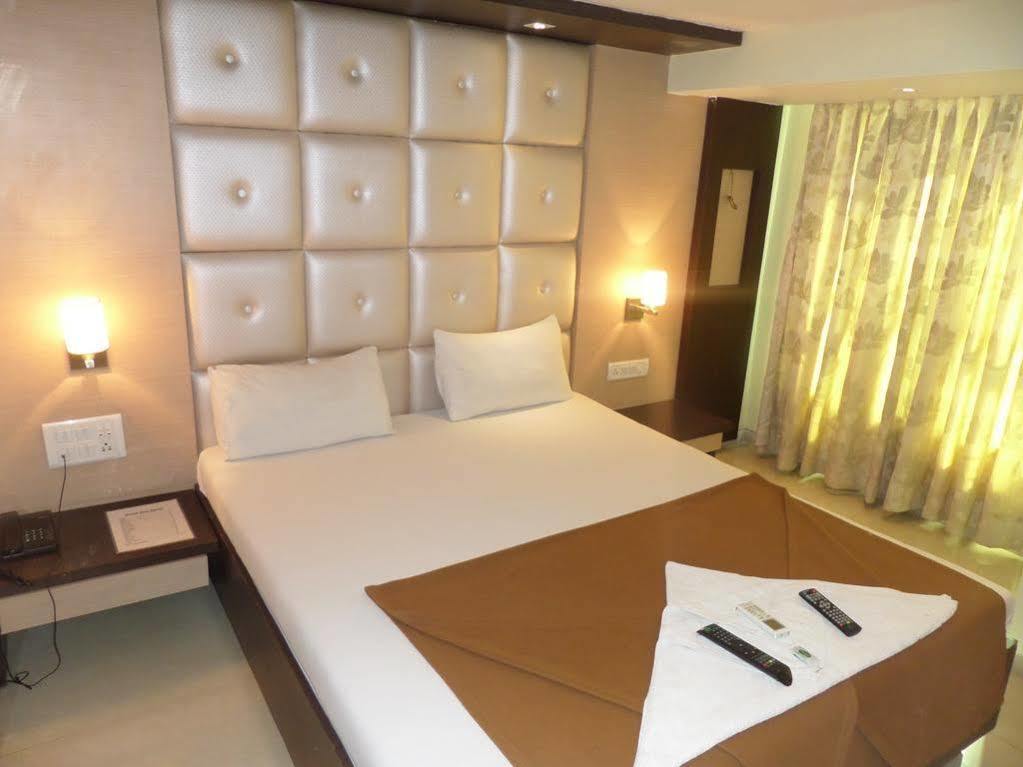 Oyo 2026 Hotel Aishwarya Residency Navi Mumbai Extérieur photo